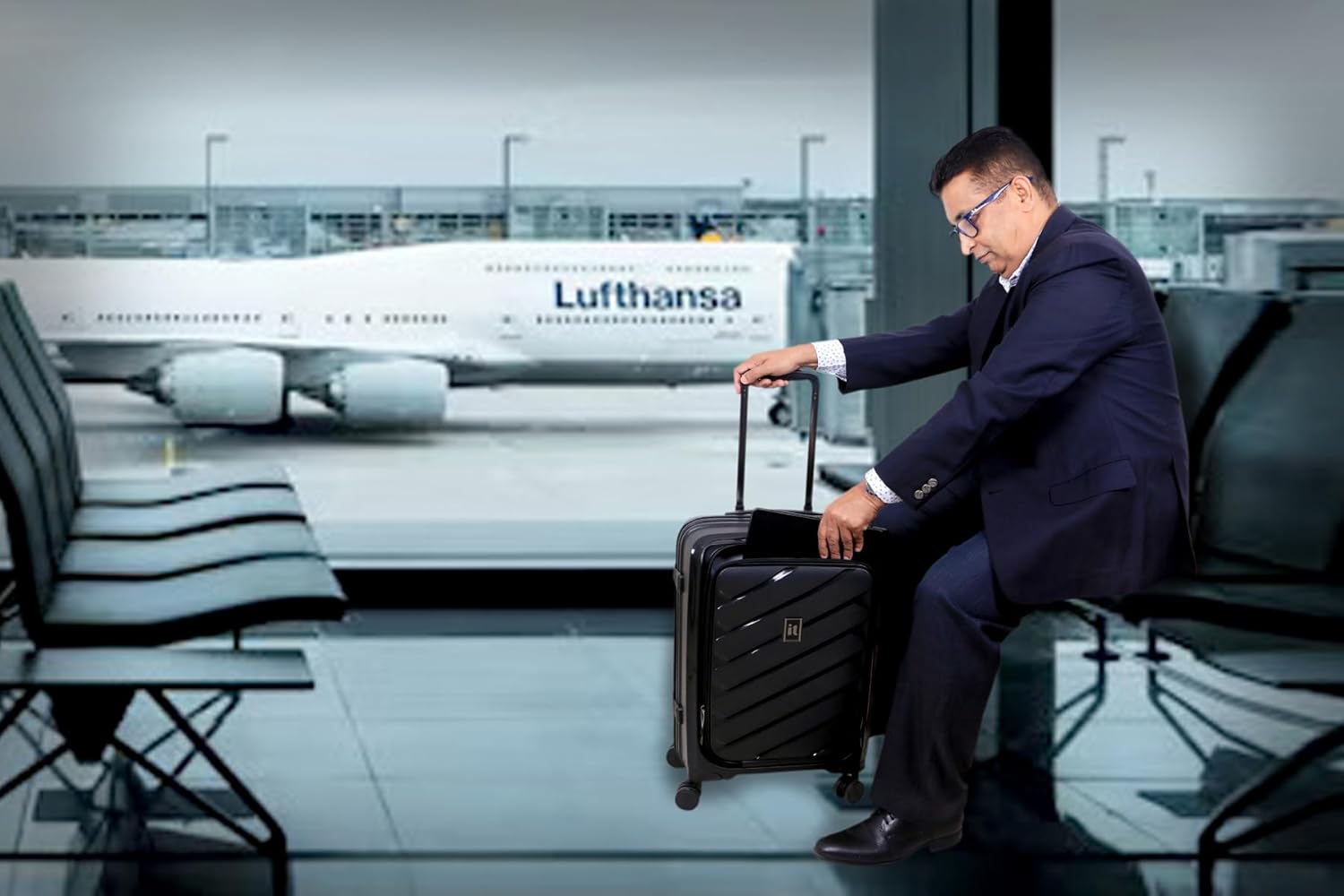 it luggage Influential-Black-Cabin-20 inches with Padded Laptop Section-PP Hardsided Fashion Luggage Trolley 8 Wheel Luggage with TSA Lock-54.5 cm