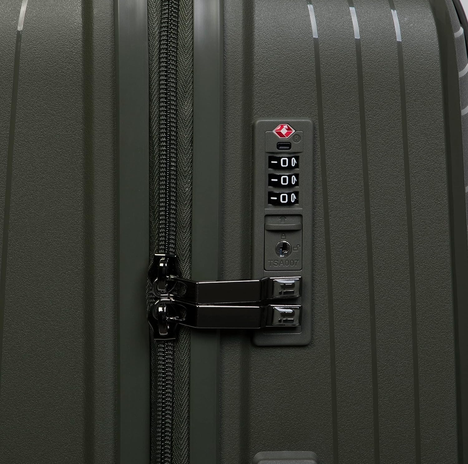 it luggage Spontaneous Olive Cabin-20 inches Expandable Anti-Theft Zipper Polypropylene Hardsided with TSA Lock 8 Wheel Trolley Bag