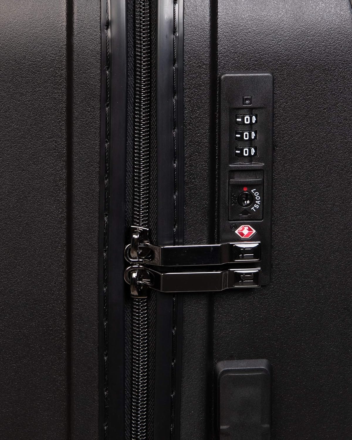 it luggage Influential-Black-Cabin-20 inches with Padded Laptop Section-PP Hardsided Fashion Luggage Trolley 8 Wheel Luggage with TSA Lock-54.5 cm